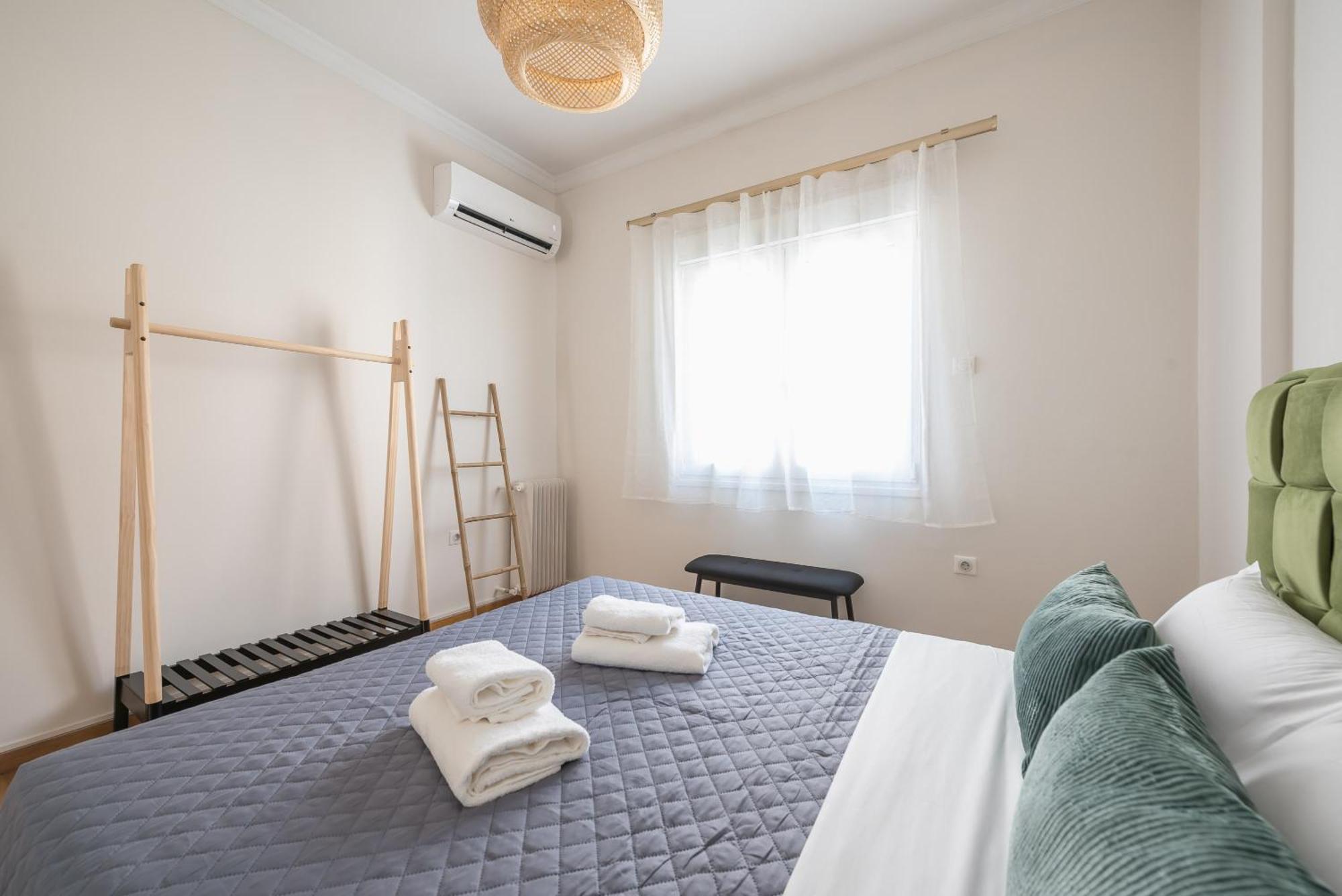Appartamento Stylish 2 Bd Urban Retreat Near Panormou Metro Atene Esterno foto